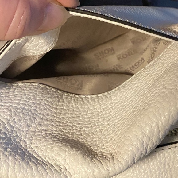 Beautiful White Leather Michael Kors Shoulder Bag in Excellent Condition - Picture 7 of 12